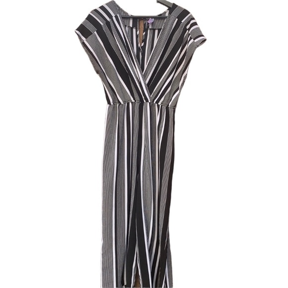 No Boundaries Pants - No Boundaries XL pants romper, cropped pants.